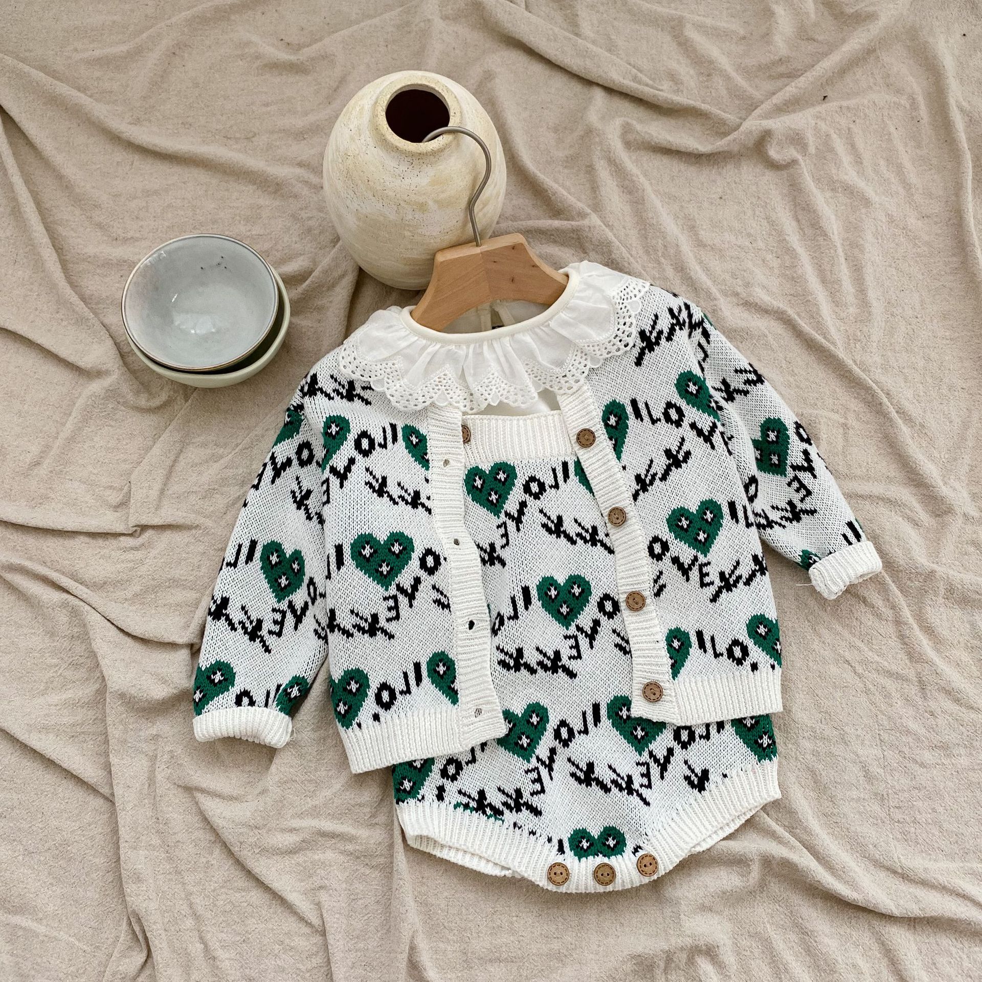 Pull bébé automne et hiver 2024, lettres d'amour brodées, cardigan en fil de coton, tricoté avec une veste_voghion.com