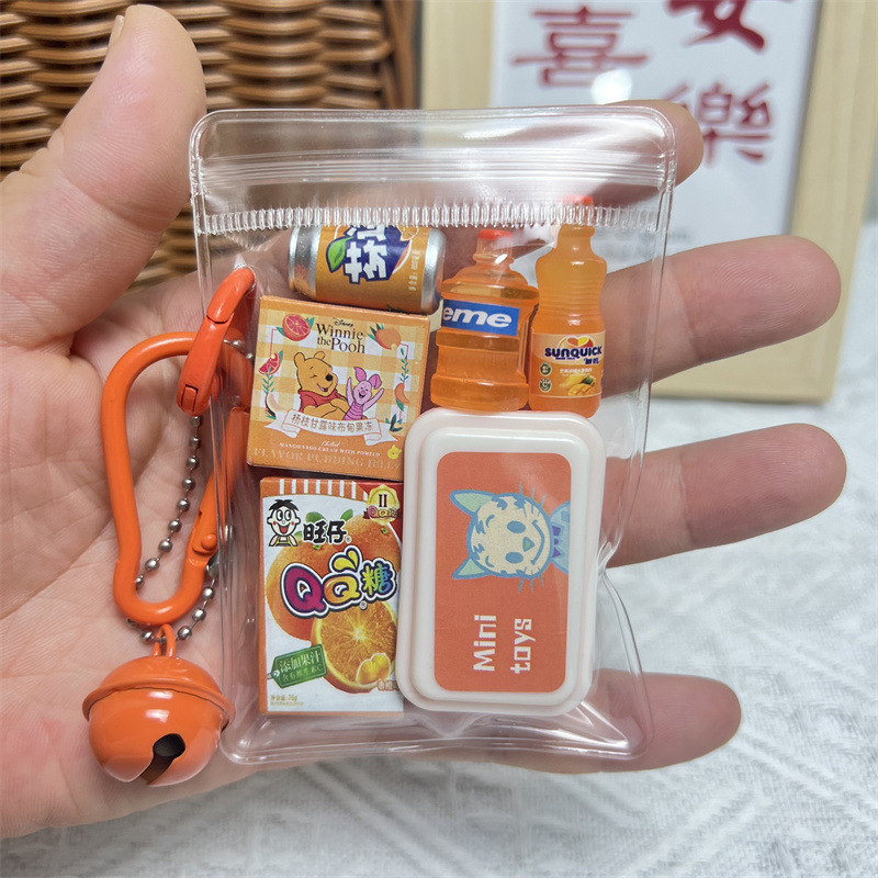 かわいいミニチュアの鼻の子供が食事をして遊んでいます。|undefined