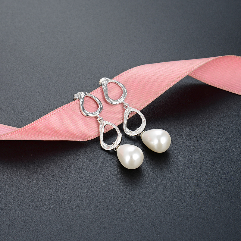 Transfronterizo personalizado estilo frío accesorios japonés y coreano perla pendientes de moda pendientes de las mujeres pendientes de la joyería al por mayor