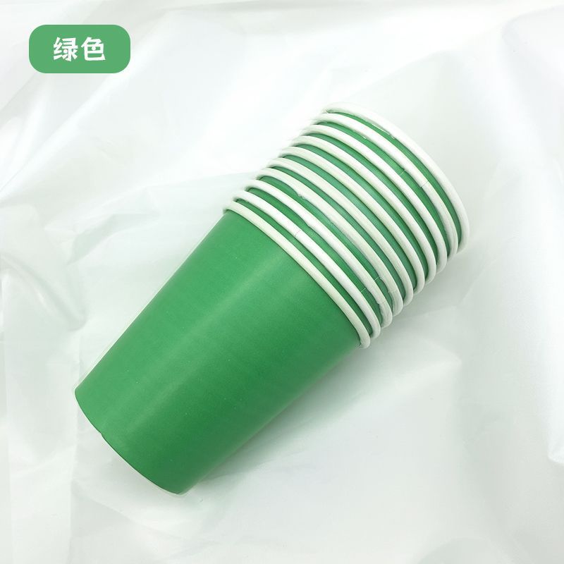 幼稚園の緑の環創進区の規則カードの区域は装飾を配置して水を飲んで背景のクラスのテーマの壁に署名します。|undefined