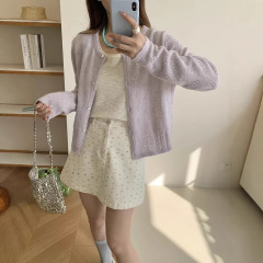韓国系の甘くて優しい透かし彫りの丸首2025春のロマンチックな柔らかいモチの女神は着せています。