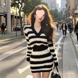 气质时尚设计感黑白撞色条纹长袖连衣裙秋冬修身显瘦毛衣包臀裙