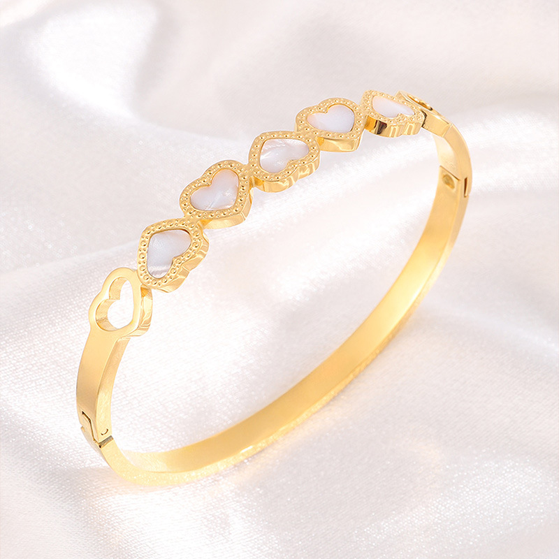 Nuevo acero inoxidable hueco amor pulsera conchas mujeres Europa y América moda temperamento versátil corazón impresión pulsera de acero titanio image 1