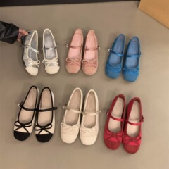 内に赤い靴の女性の靴が高くなりました。