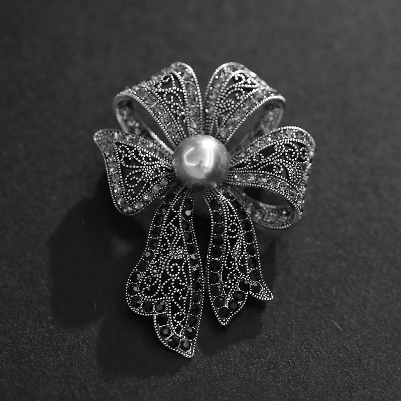 蝶結びは真珠のブローチの高級な女性の胸の花のピンのデザイン感に似せます。|undefined