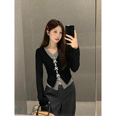 韓国系の偽の2つの灰色の長袖のニットの底のシャツの女性の早秋のデザイン感の蝶結びのchiの甘いギャルの上着