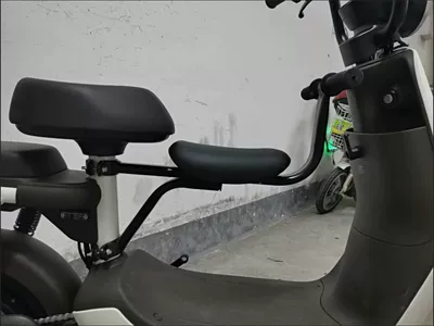 Electric Scooter with Simple and: Electric car child seat - emma-bear-edition