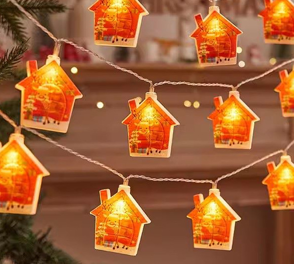 Sombreros rojos de Navidad, calcetines de Navidad, campanas de Navidad, cadenas de lámparas de navidad, pequeñas luces de color