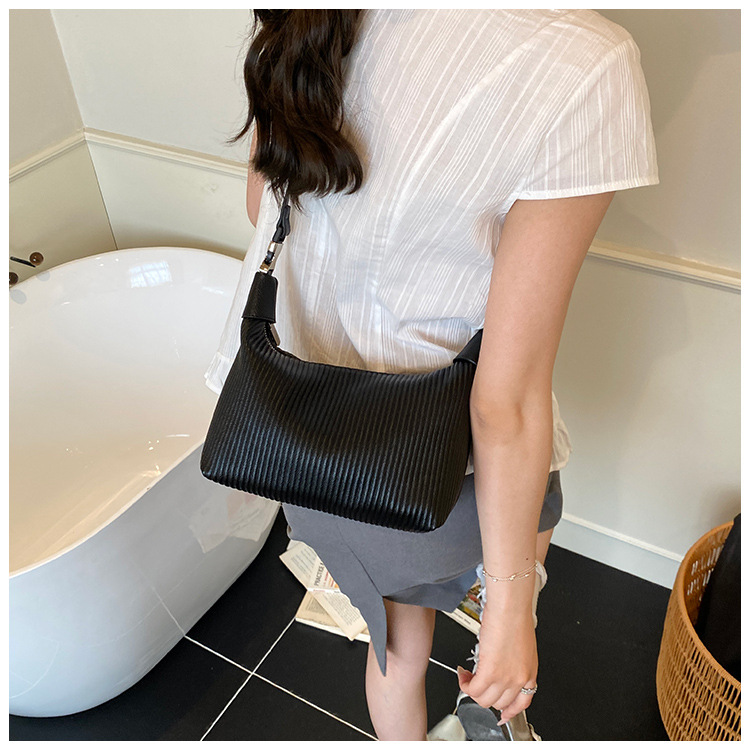 A niche hand-held pleated bag for women in the summer of 2025, a trendy and retro underarm bag, and a versatile Instagram single-shoulder crossbody bag undefined