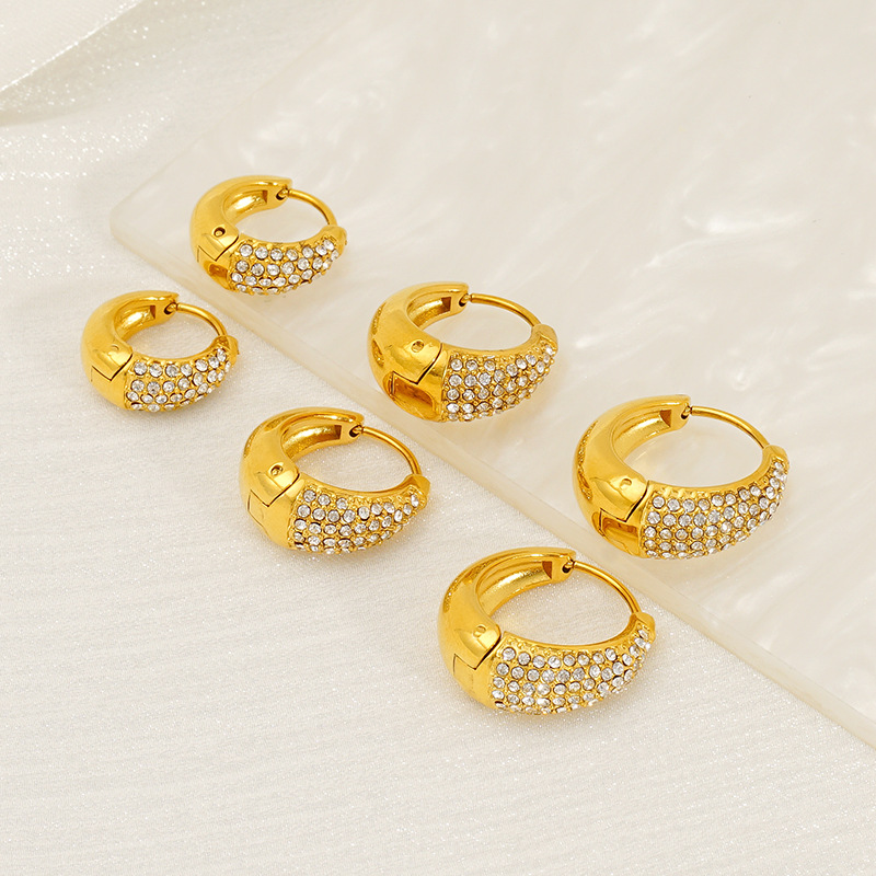 Pendientes de acero inoxidable de estilo europeo y americano, modernos pendientes pequeños de titanio estilo Chanel con incrustaciones de diamantes semiovalados.