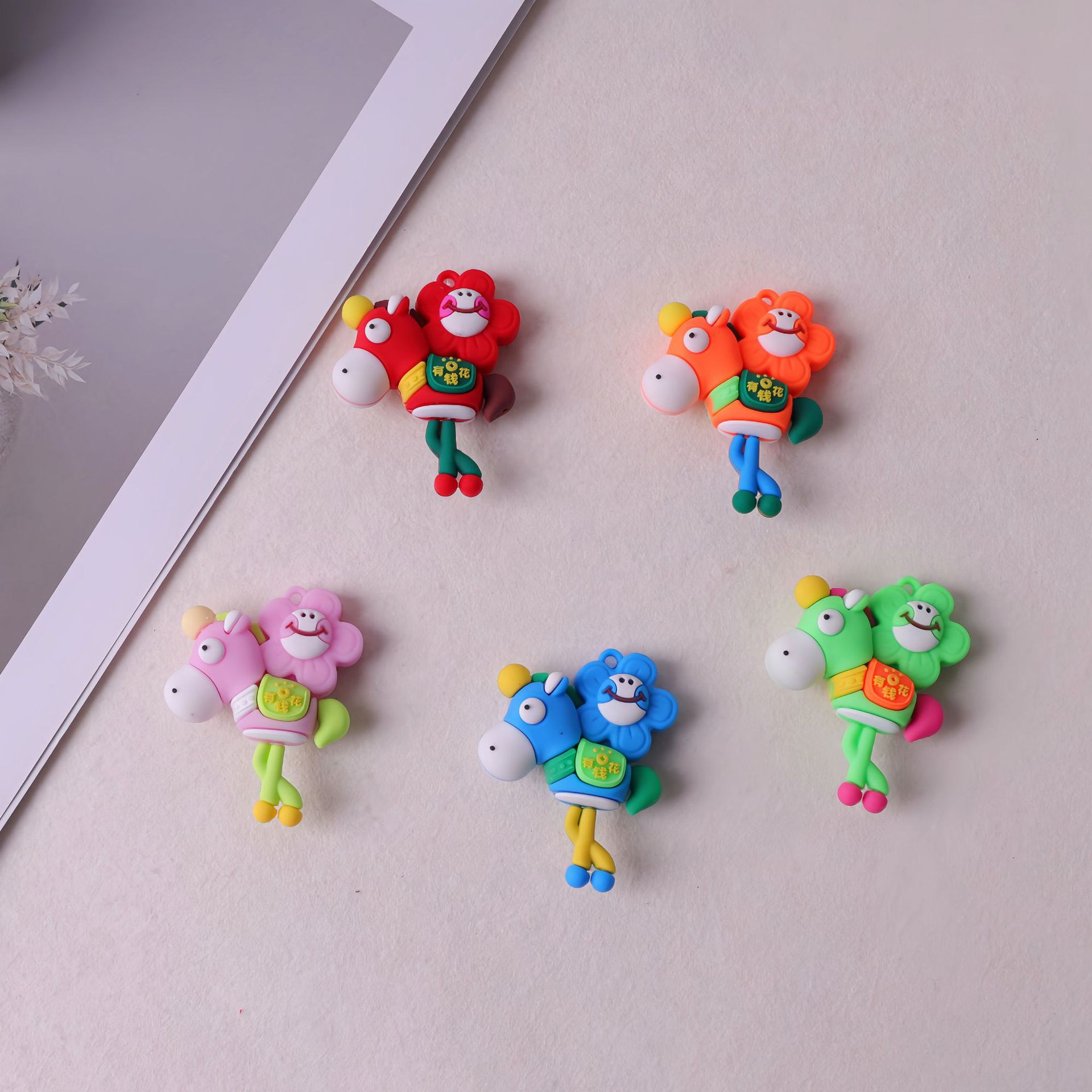 Nuevos dibujos animados de inmediato para gastar dinero en llaveros lindos muñecos colgantes colgantes llaveros pegamento suave bolsas colgantes al por mayor