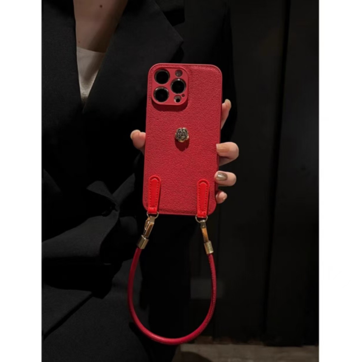 Otoño e invierno color sólido patrón de hoyos de luna para cordón de cuero iphone16ProMax 14 Apple 15 funda para teléfono móvil 13 hebilla de cuero mujer