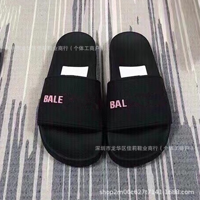 검정색 배경에 분홍색 글자