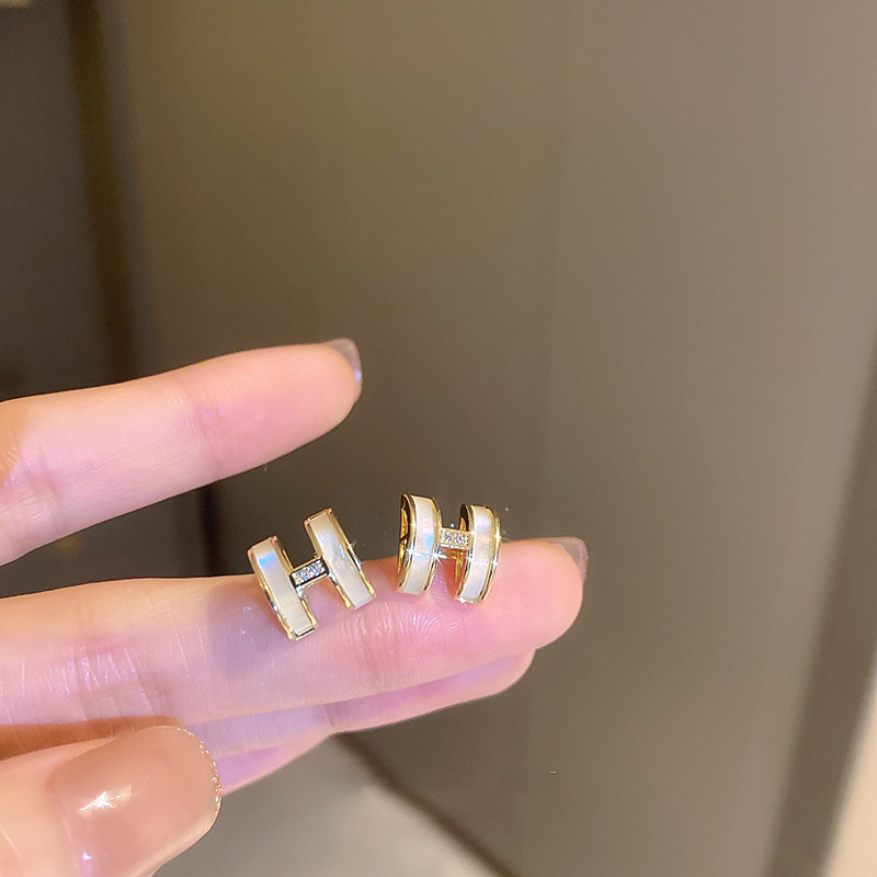 Pendientes de perlas de aceite con goteo de aguja de plata Pendientes de todo fósforo de moda, lujo ligero, joyería retro de alta gama al por mayor, fabricante de Yiwu