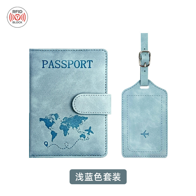 Traje azul claro con hebilla magnética