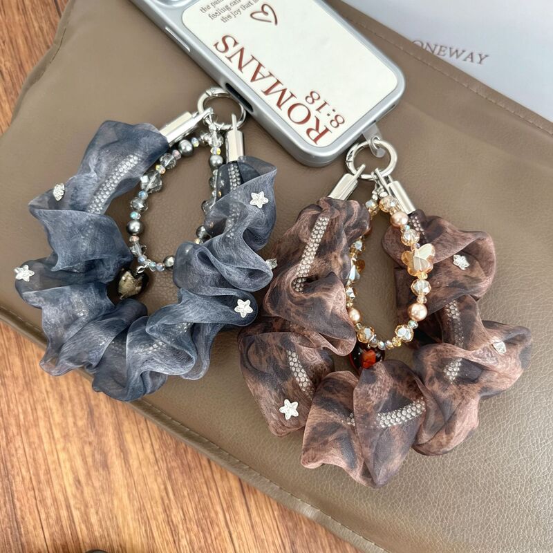 Retro leopard print gauze heart-shaped beaded phone chain with sparkling rhinestones, pleated hand-held wrist strap, niche and high-end keychain Retro leopard print gauze heart-shaped beaded phone chain with sparkling rhinestones, pleated hand-held wrist strap, niche and high-end keychain