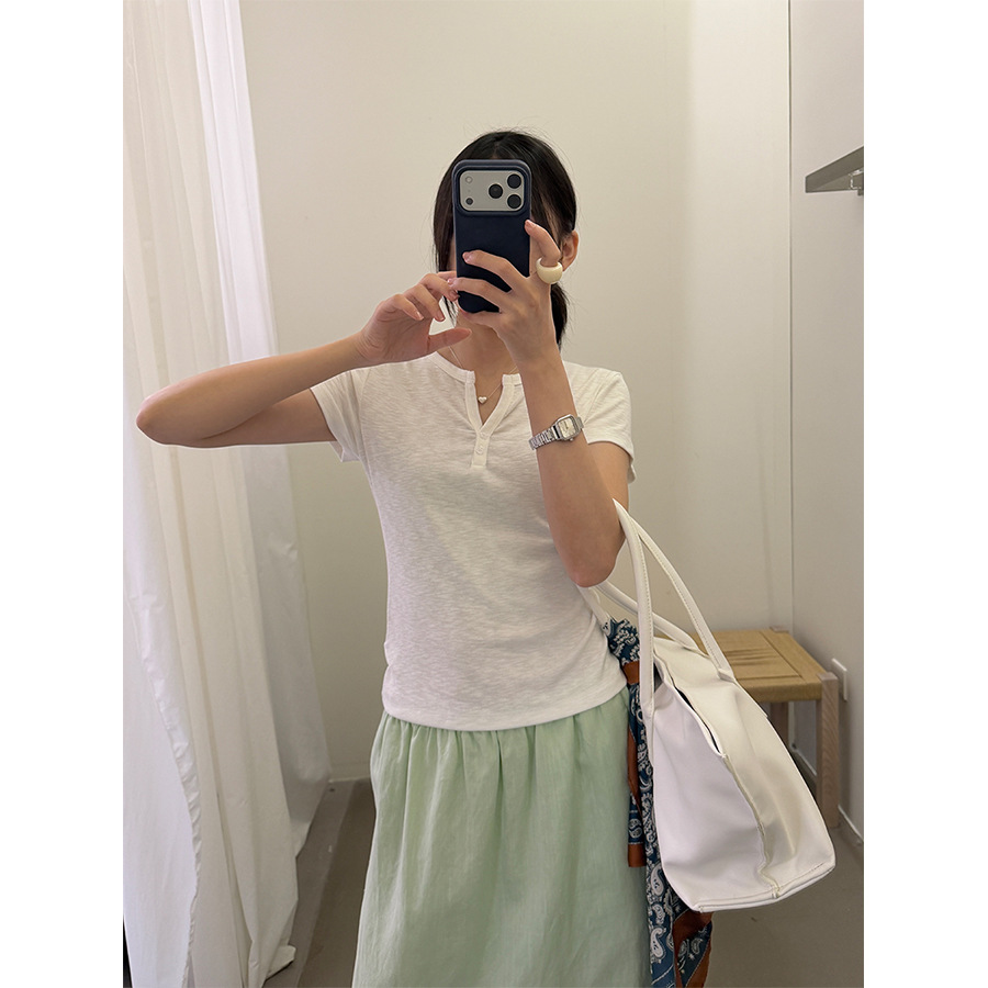 LOVELY2026夏款简约百搭V领两颗扣短袖T恤女修身显瘦上衣Z8501