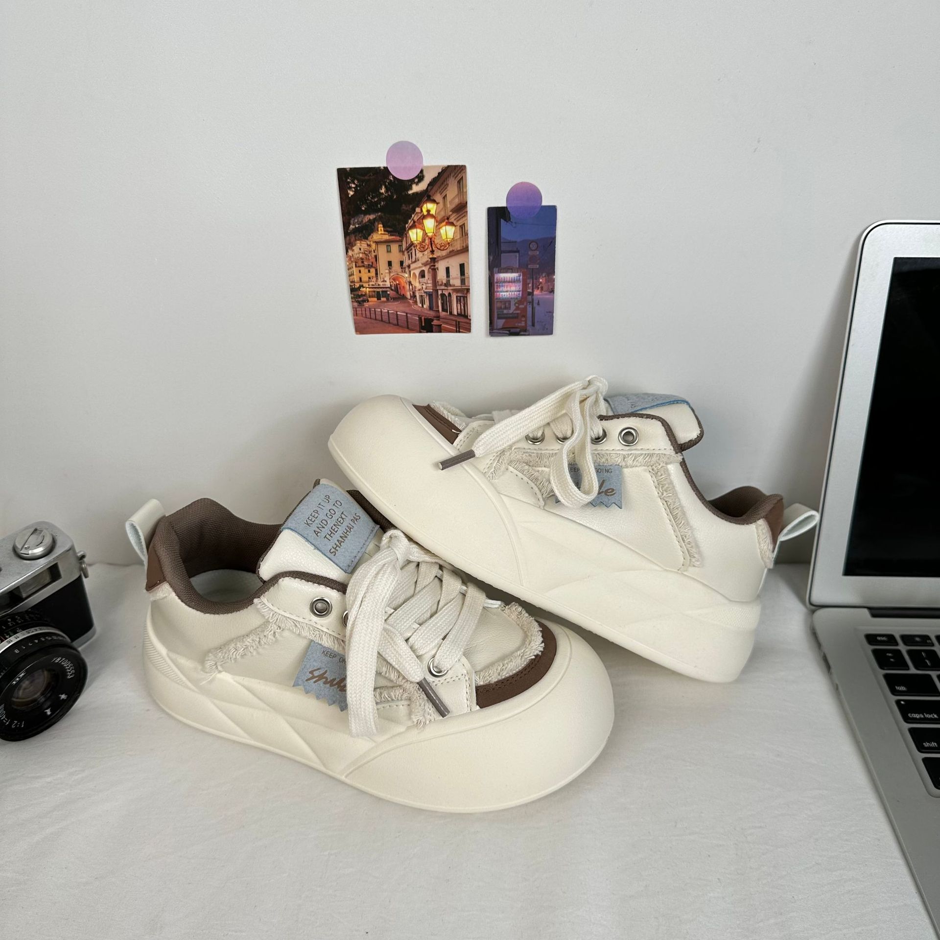 Yuanbo2025 primavera de zapatos de skate de altura de suela gruesa para estudiantes de estilo coreano, zapatos blancos de nicho, zapatos de moda