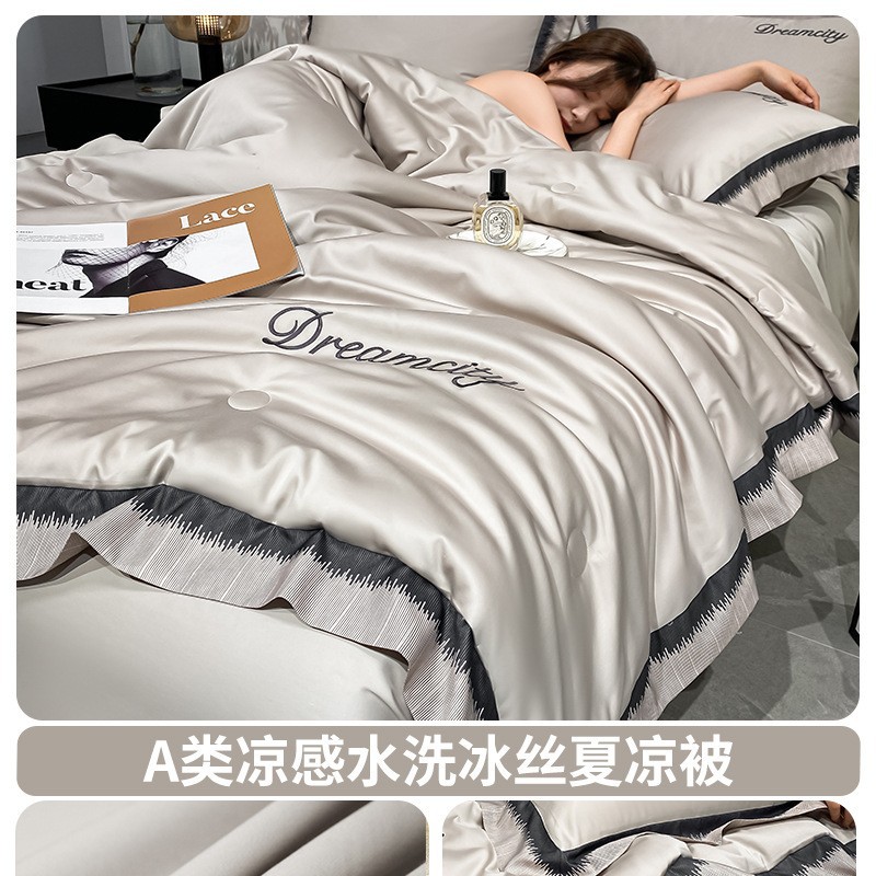 Edredón de verano de seda de hielo de cuatro piezas, lujo ligero, edredón fresco de verano de alta gama, ropa de cama de dormitorio de estudiantes de tres piezas