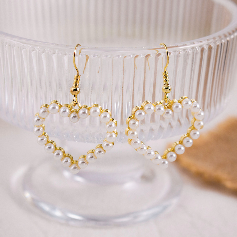 Pendientes de perla de amor hueco de temperamento coreano, pendientes de fragancia pequeña de moda elegante, diseño de nicho, pendientes de sentido avanzado