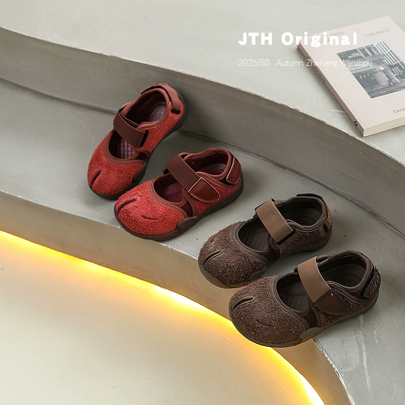 Детские ретро-туфли в корейском стиле осень 2025 года, с искусственным разрезом на носке, неглубокие, для мальчиков и девочек, нескользящая мягкая подошва, повседневные туфли Мэри Джейн