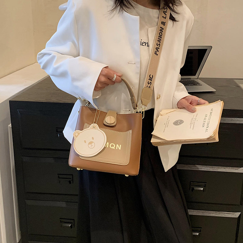 Diseño de nicho bolso a juego para mujeres 2023 nuevo popular bolsa de cubo bolsa de mensajero portátil de celebridades en línea de alta calidad