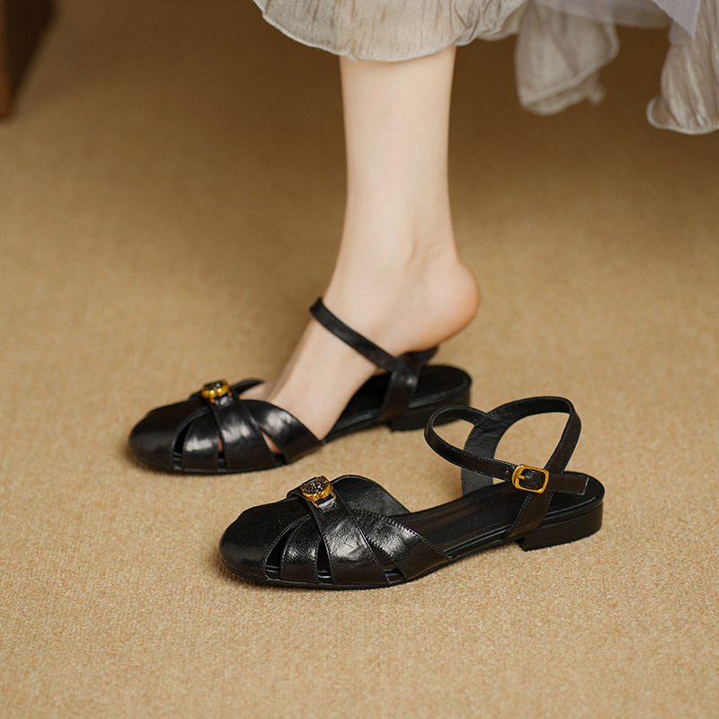 Sandal nữ bít mũi da cừu quai ngang hoa trà đế thấp — Màu đen
