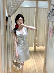 ホワイトサテン V ネックノースリーブドレス女性の夏のウエスト気質シンプルなデザイン A ラインショートスカートエレガント