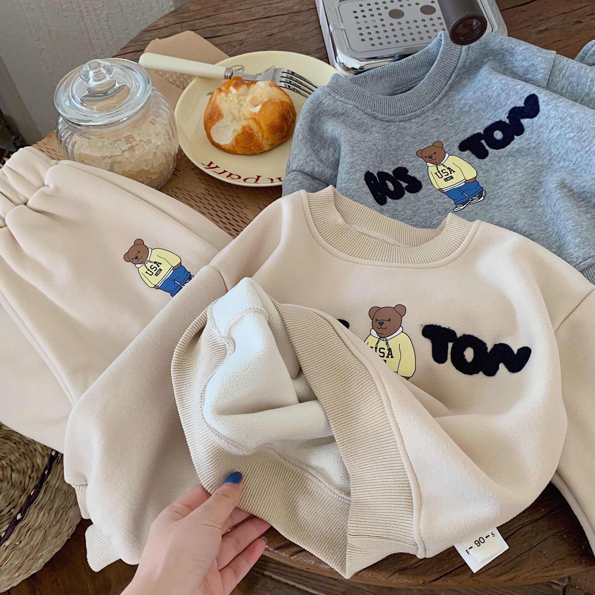 Children's 2023 Bangcheng Winter Edition Korean Boys' Towel Embroidered Little Bear Plush Sweater Two Piece Set Fashion_voghion.com