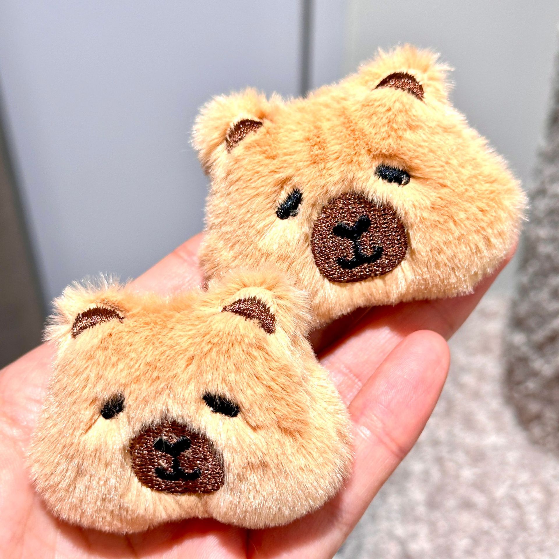 Capibala broche de peluche en línea lindo bolso ropa decoración pin DIY muñeca del delfín colgante muñeca