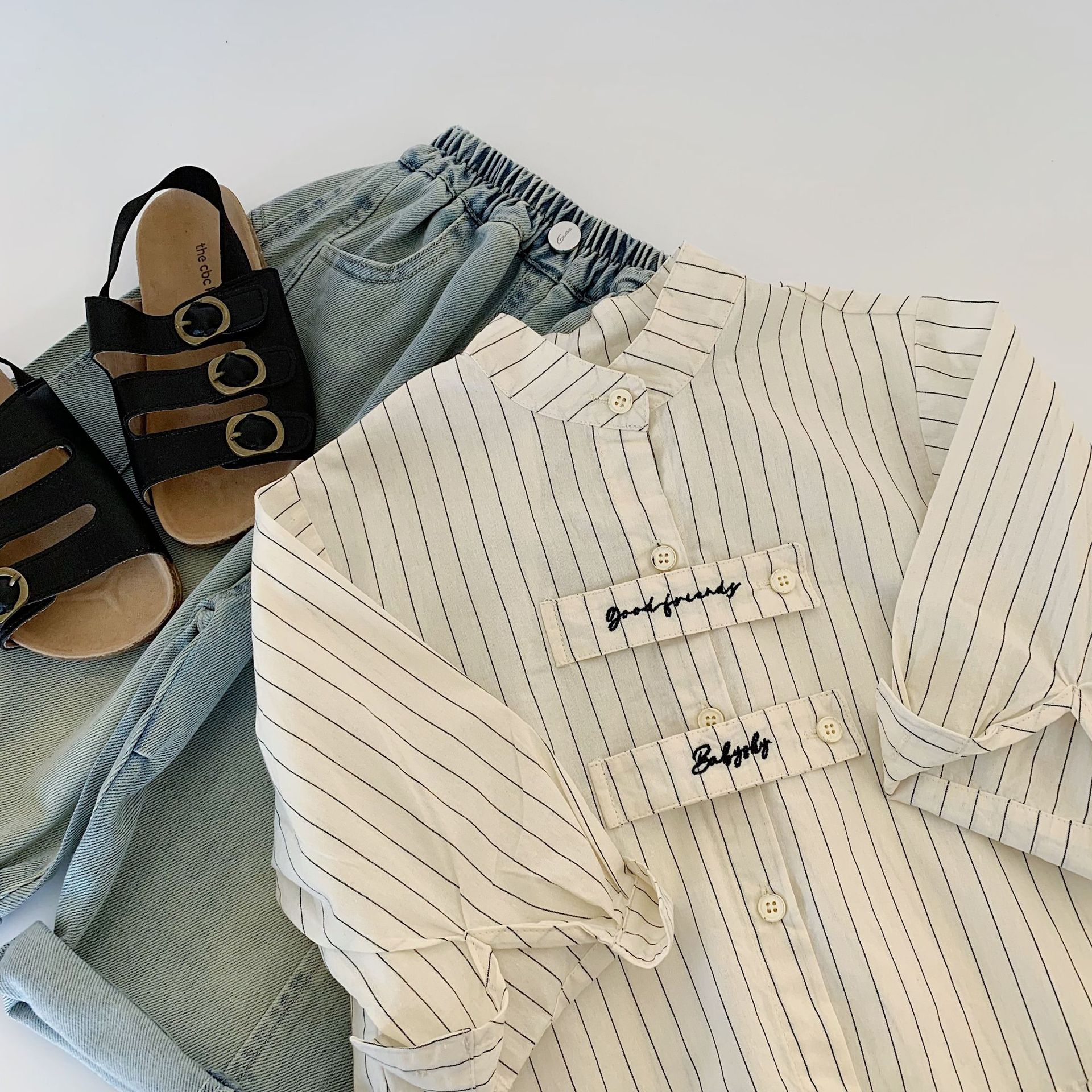 Camisas infantiles de Mai Bao 2025 otoño para niños Camisas casuales bordadas a rayas para niños de media edad, camisas coreanas de moda