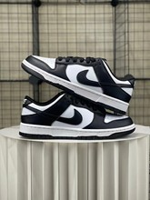 Dunk��è�ڰױ��������°�Ь���ٴ�ʱ���˶��ϵ�Ь��Ů