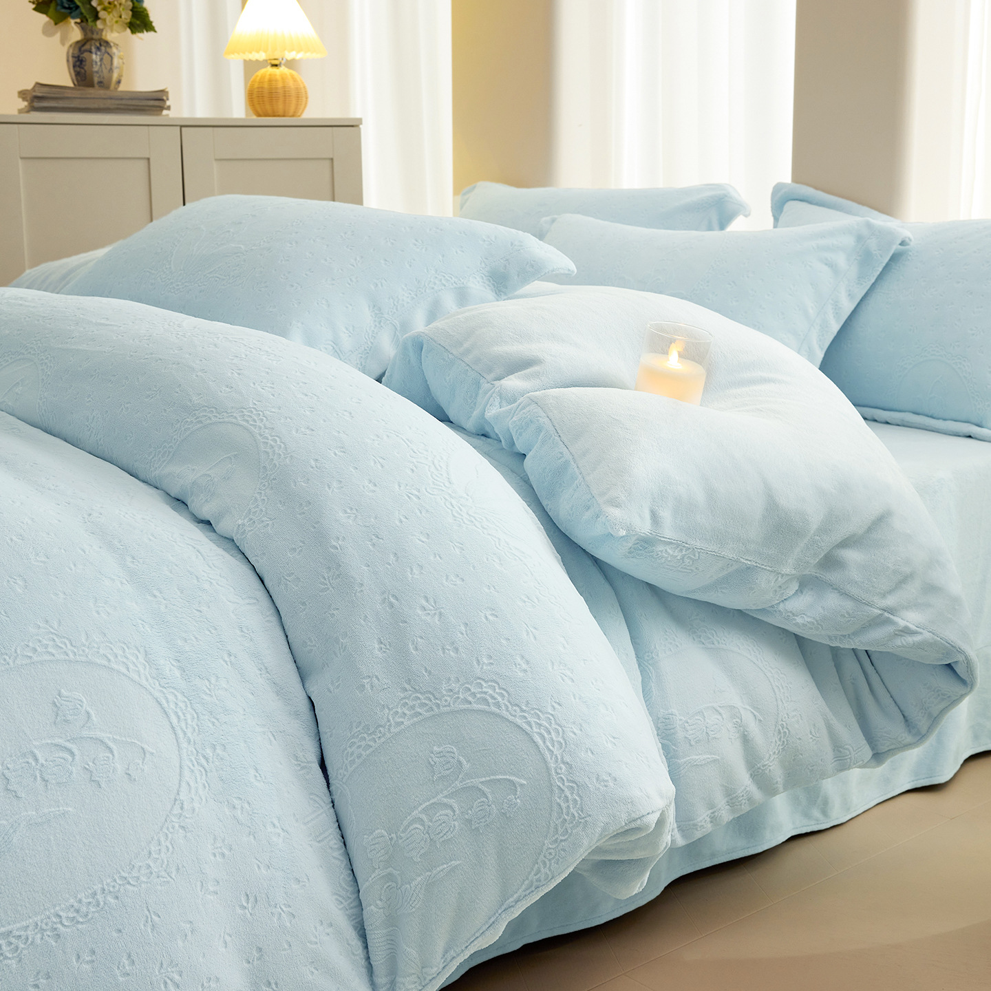 Una clase de cuatro piezas de seda de leche engrosada de alto peso 5D esculpido edredón cubierta sábanas de cama de invierno Kits de calor