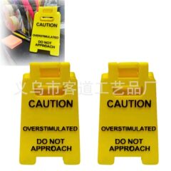 国境を越えた新製品Caution Overstimulated Desk Signオフィス名言ロゴ装飾品