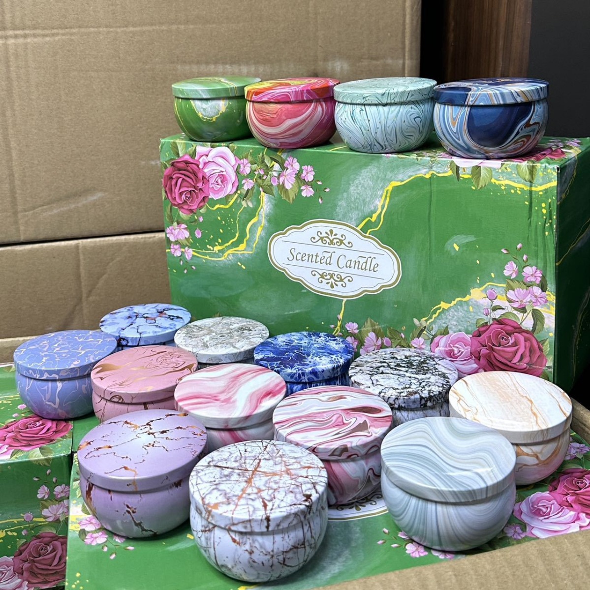 Set van zestien geurkaarsen met marmerpatroon_voghion.com