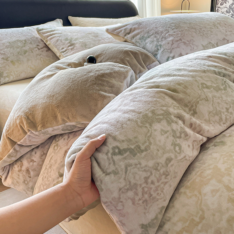 Otoño y invierno de leche de lana de cuatro piezas conjunto 2025 nuevo doble cara sábanas de lana de coral cubierta de cama de tres piezas grueso conjunto