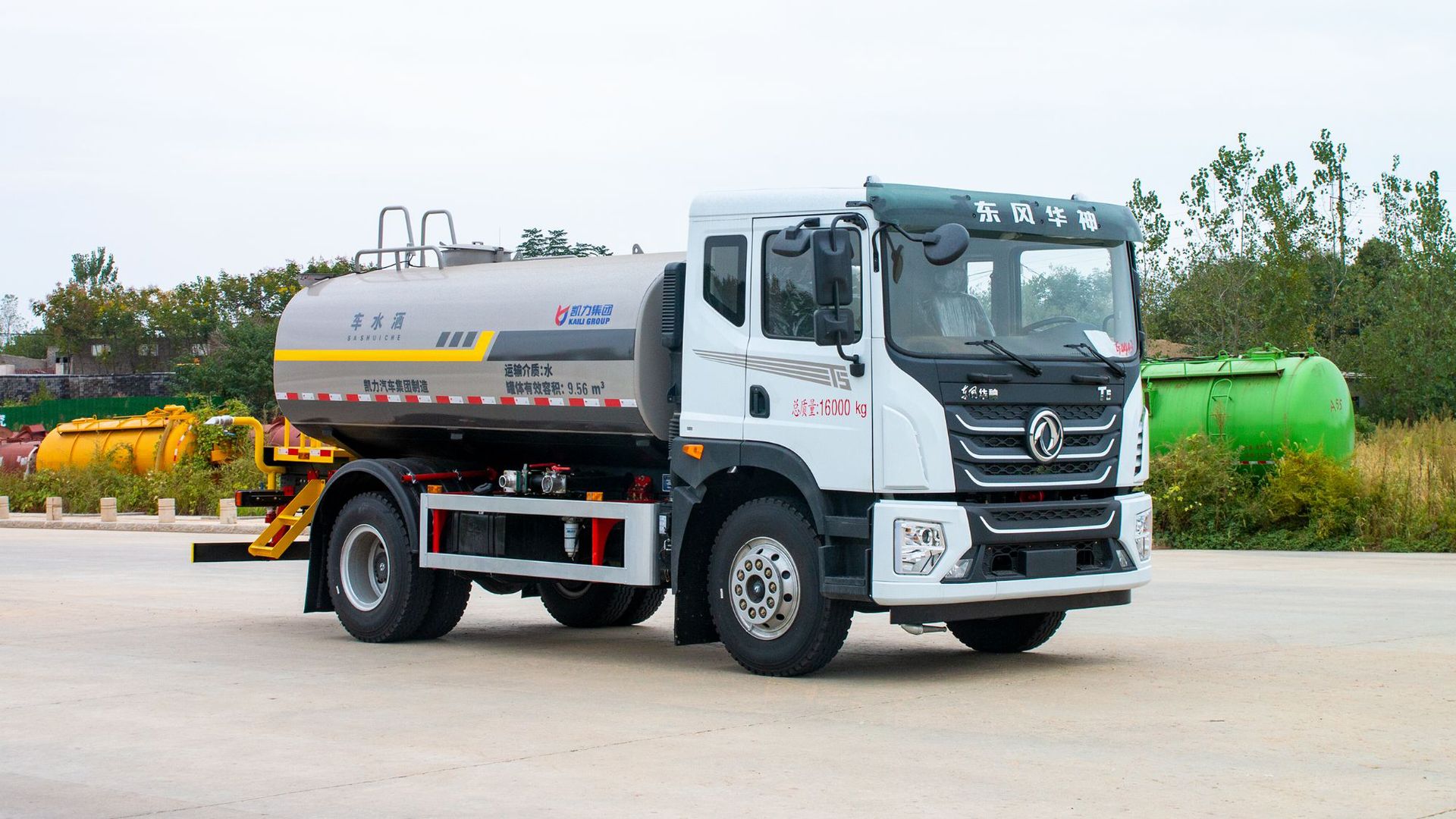 Factory Direct Sales 15 Square Meter Sprinkler Truck Huashen T5 Greening Spray Truck Export Dongfeng Huashen Spray Truck Can Be Divided into Installments