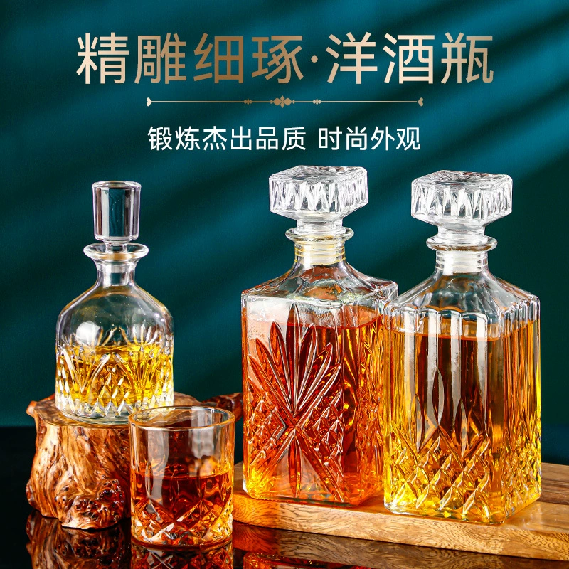 Квадратная бутылка стакана хрустальная стеклянная бутылка наливает вино.