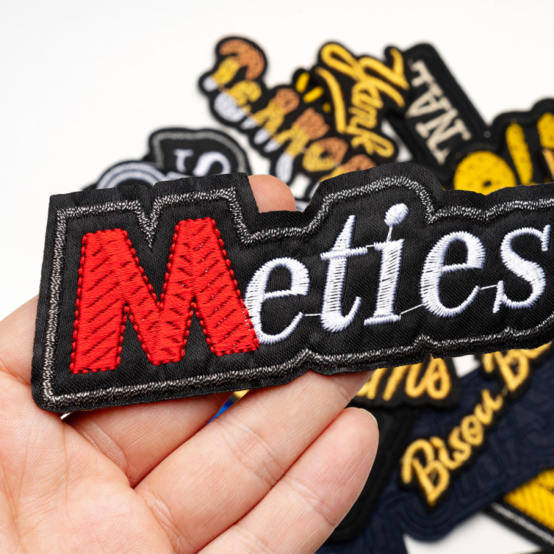 英語のアルファベットシリーズの刺繍布は個性のバッジを貼ります。|undefined