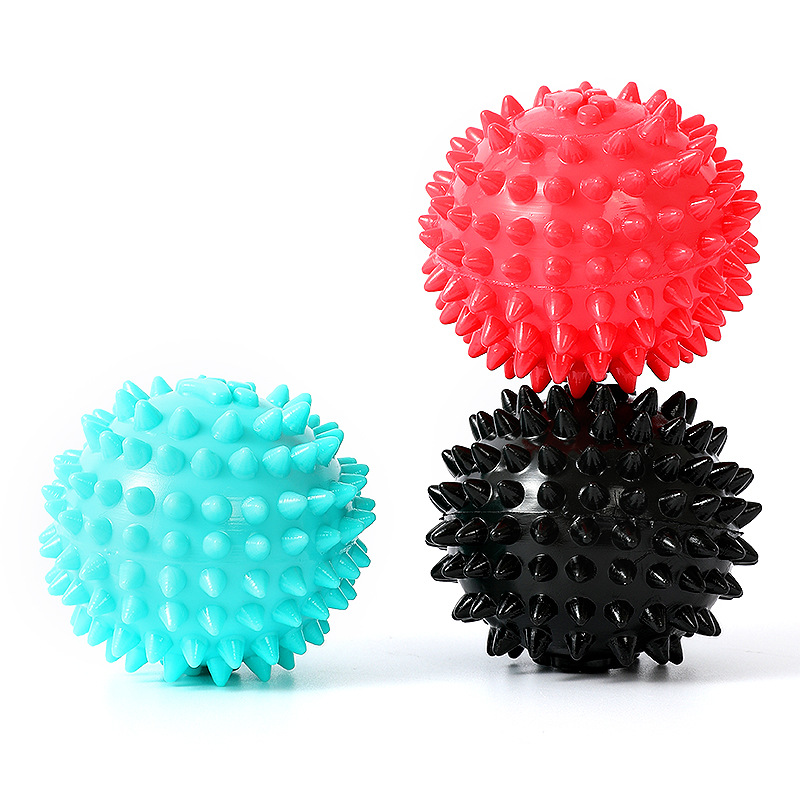Juguete de pelota con púas de colores para perros pequeños y medianos, juguete interactivo para aliviar el aburrimiento y limpiar los dientes, en stock al por mayor.