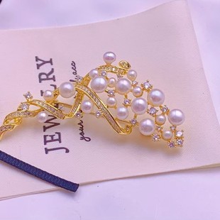 The New Natural High-Quality Freshwater Pearl Brooch Is Beautifully Inlaid and the Finished Product Is Also Stunning