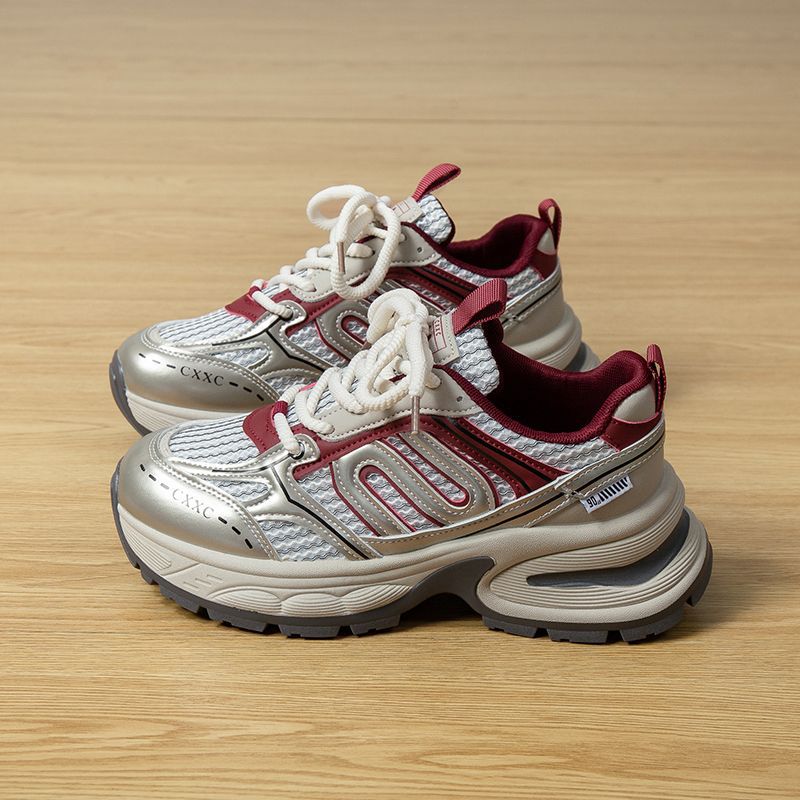 Zapatos deportivos casuales de estudiantes de suela gruesa para mujeres 2024 primavera nuevos estudiantes versátiles transpirables zapatos de alto aumento de altura