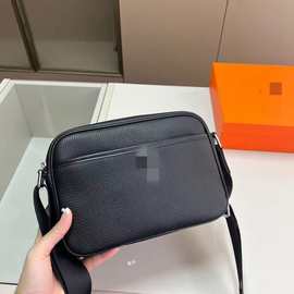 D奥男士斜挎包D家信使包相机包压花绣线邮差包供跨境图片实拍