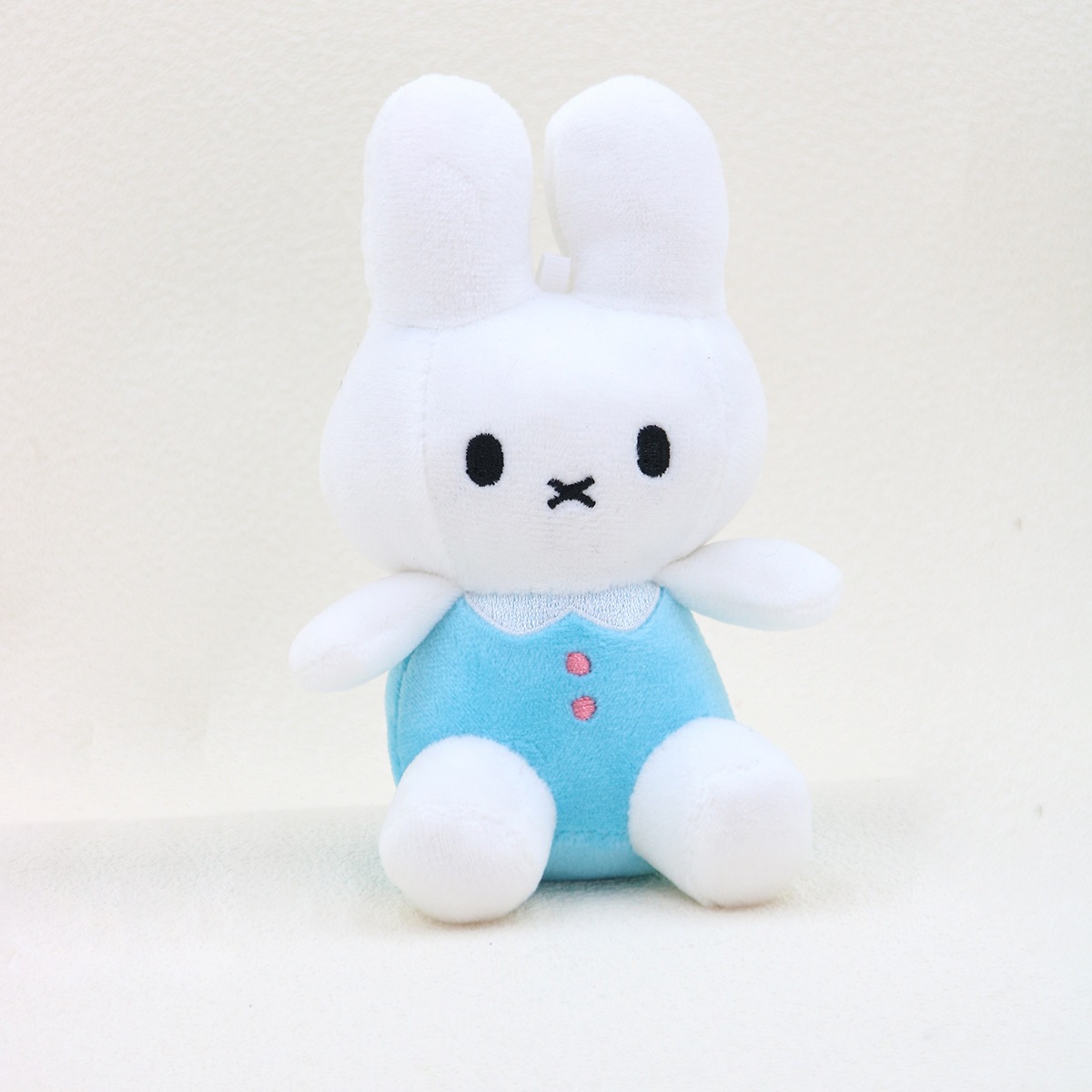 蓝色毛绒小兔