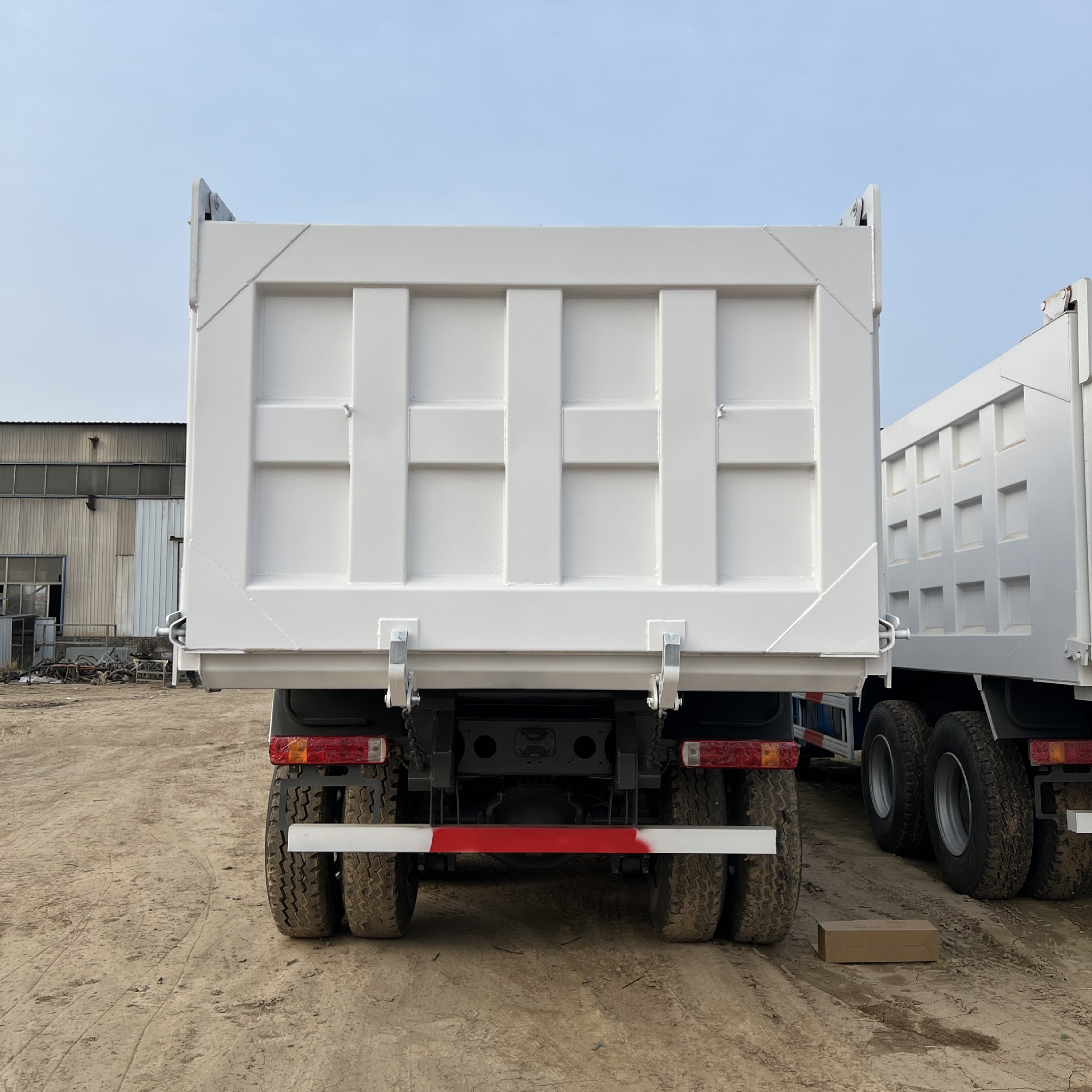 China Heavy Duty Truck Howo 12-Wheel Dump Truck, Tipper Truck, Earthmoving Truck, Engineering Transport Vehicle Exported to Africa and Central Asia