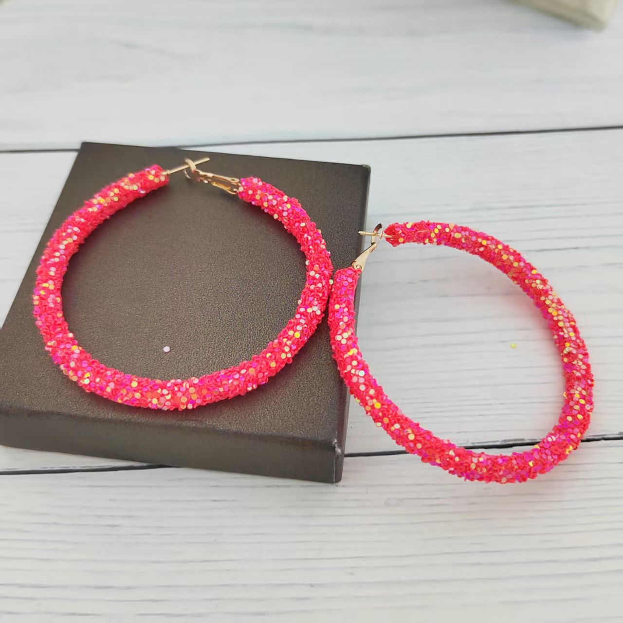 欧米風誇張スパンコール大丸型イヤリング　おしゃれなカラフルスパンコールキャンディーカラー個性派レディースイヤリング