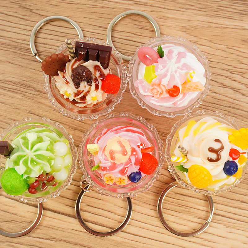 Lindo llavero de helado de simulación, divertido juego de comida hecha a mano, colgante de taza de hielo, colgante de bolsa de pareja de estudiantes de máquina de garras