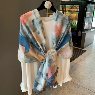 精致蕾丝勾花边棉麻感披肩围巾女夏沙滩巾拍照出片防晒丝巾包头巾