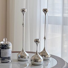 シンプルで高級感のある銀色の水滴の燭台の置物家庭用のろうそくの台座の軽い豪華なろうそくの光の夕食の雰囲気感の道具