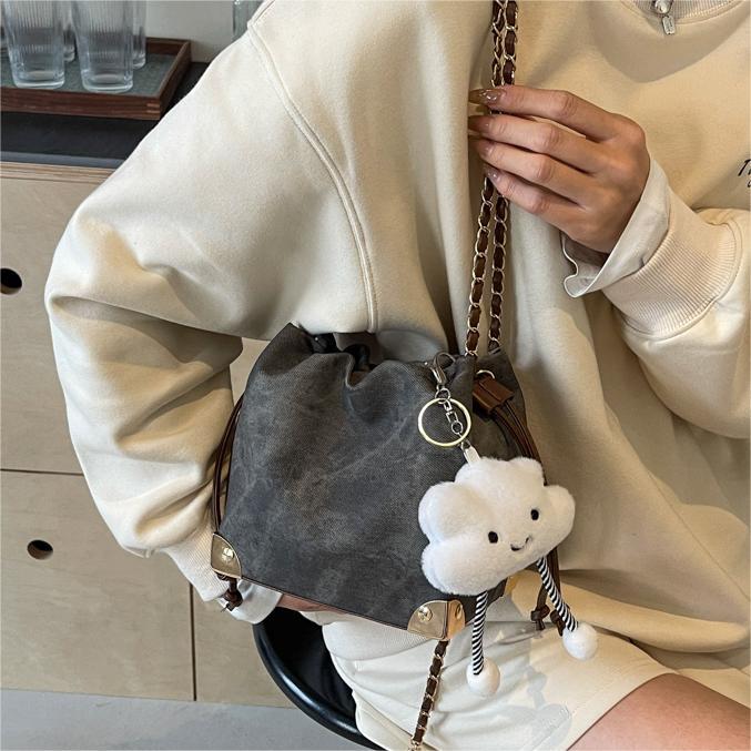 Este año, la moda de alta sensación de bolso para mujeres 2024 nuevo estilo extranjero, bolso de cinturón de cadena, bolso de cubo en línea.